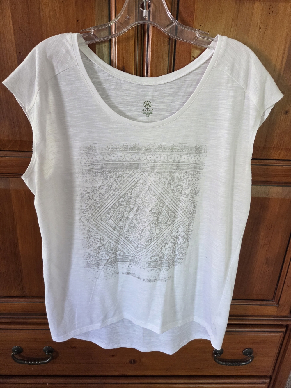 GAIAM White Short Sleeve Scoop Neck Tee with Subtle Gray Medallion Large